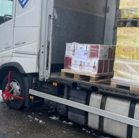 Kamion plný nezdaněného alkoholu zastaven. Řidič dvakrát uvedl falešné kódy